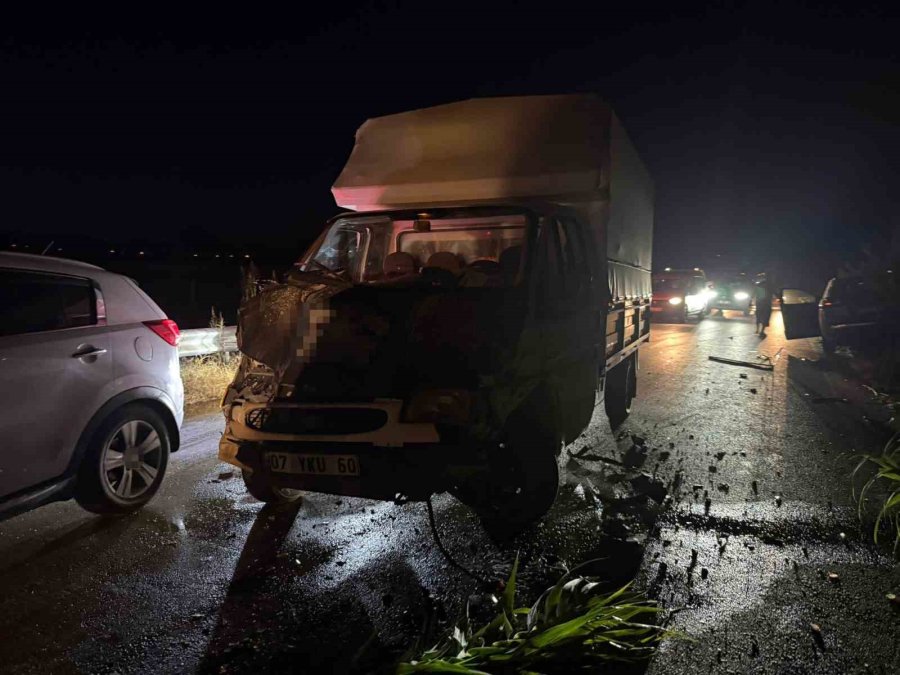 Antalya’da 3 Aracın Karıştığı Zincirleme Kaza: 1 Yaralı