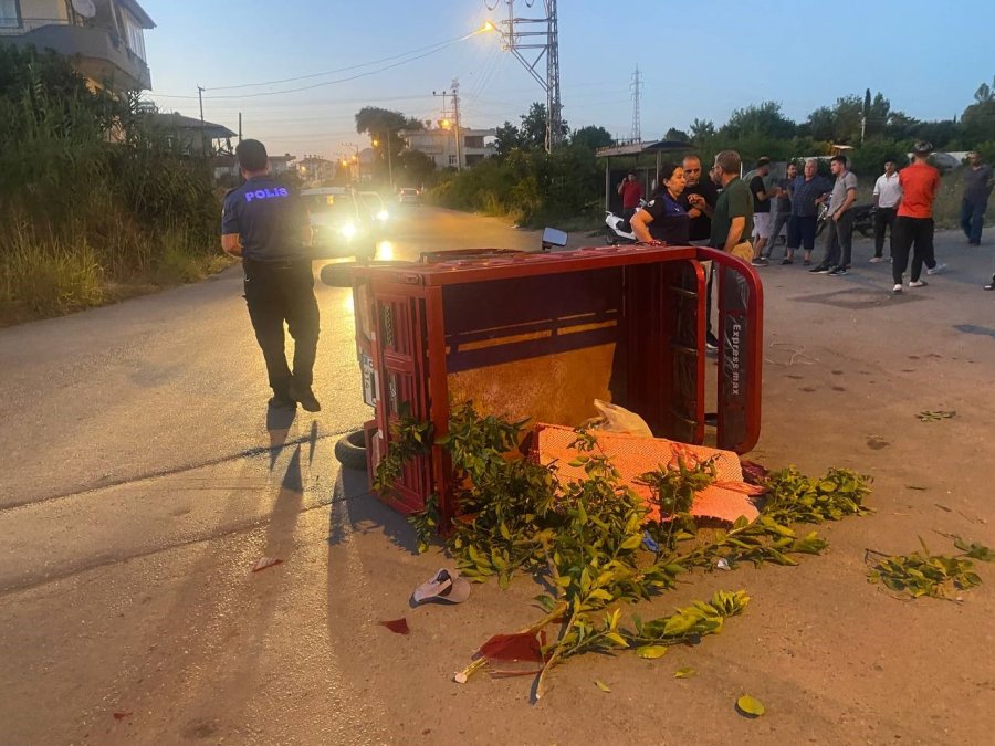 Üç Tekerli Elektrikli Motosiklet Otomobille Çarpıştı: 4 Yaralı