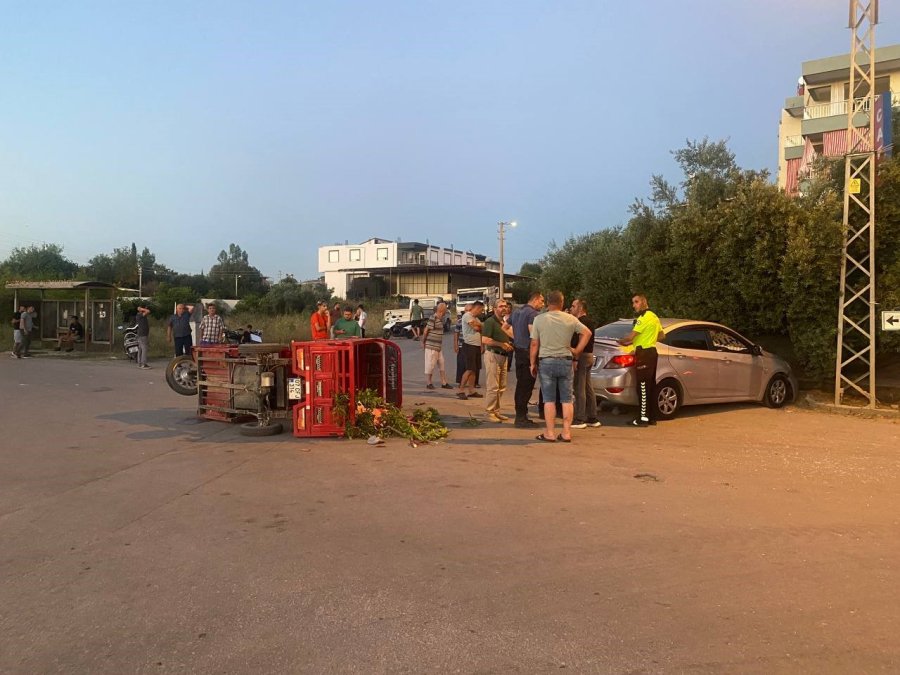 Üç Tekerli Elektrikli Motosiklet Otomobille Çarpıştı: 4 Yaralı