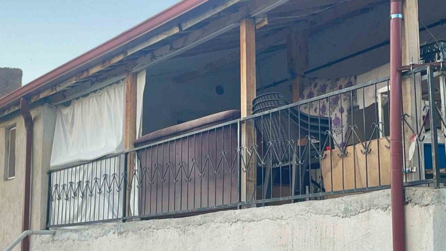 Balkondan Düşen 3 Yaşındaki Çocuk Yaralandı