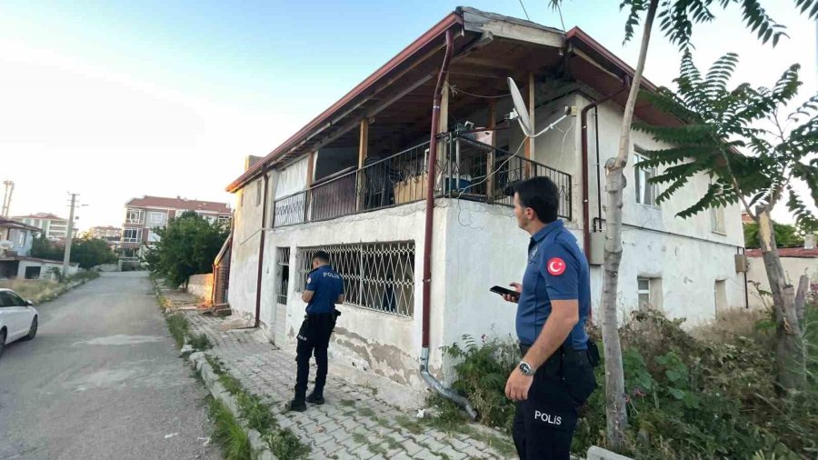Balkondan Düşen 3 Yaşındaki Çocuk Yaralandı