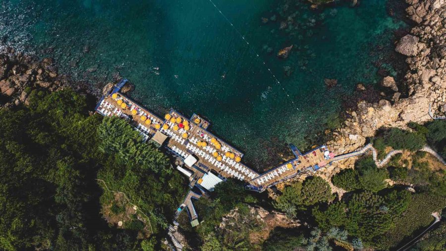 Muratpaşa’nın Mavi Bayraklı Plajlarında Yaz Keyfi