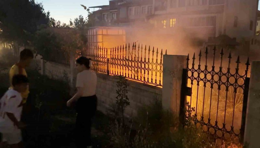 Çocukların Su Bidonlarıyla Yangına Müdahalesi Kamerada