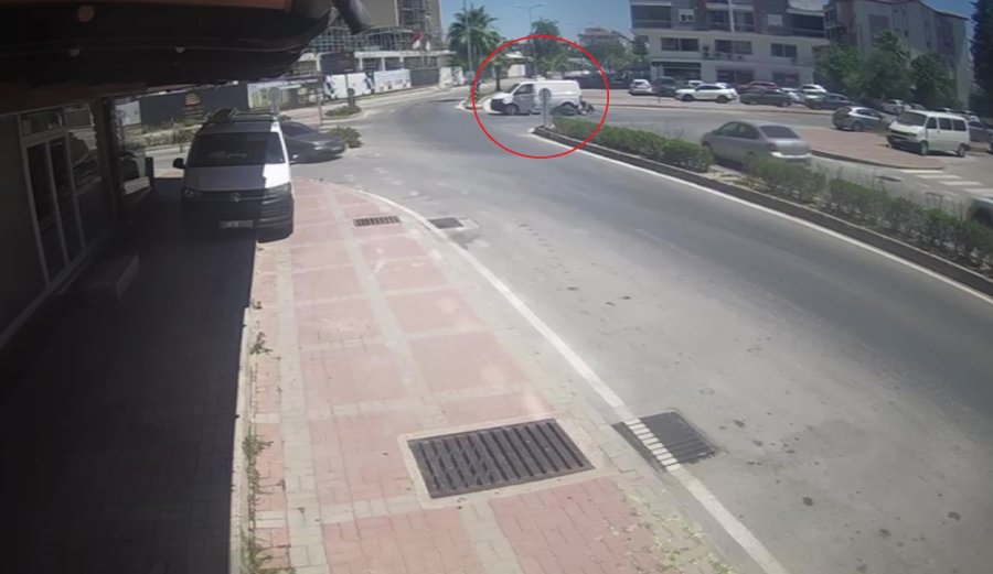 Kamyonete Çarpmamak İçin Fren Yaptı, Devrilen Motosikletiyle Sürüklenip Yaralandı