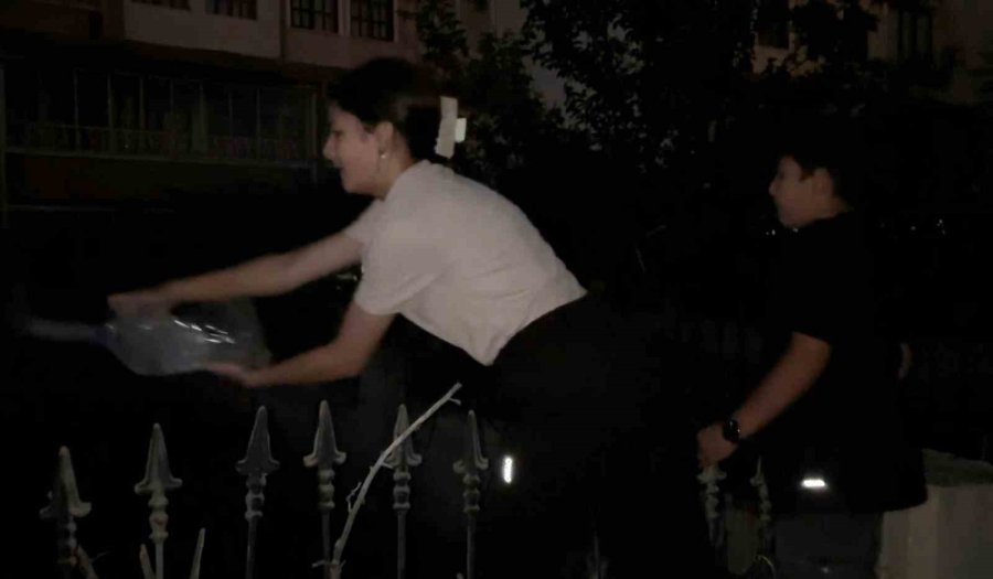 Çocukların Su Bidonlarıyla Yangına Müdahalesi Kamerada