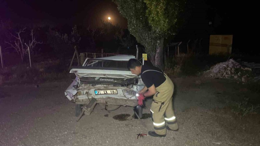 Hafif Ticari Araç, Otomobile Arkadan Çarptı: 2 Yaralı