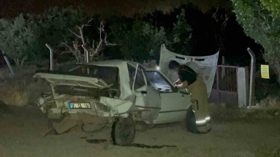 Hafif Ticari Araç, Otomobile Arkadan Çarptı: 2 Yaralı