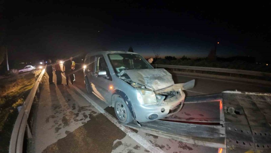 Hafif Ticari Araç, Otomobile Arkadan Çarptı: 2 Yaralı