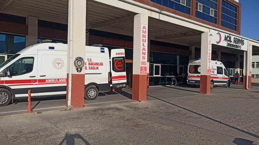Hafif Ticari Araç Otomobille Çarpıştı: 4 Yaralı