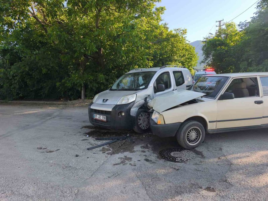 Hafif Ticari Araç Otomobille Çarpıştı: 4 Yaralı