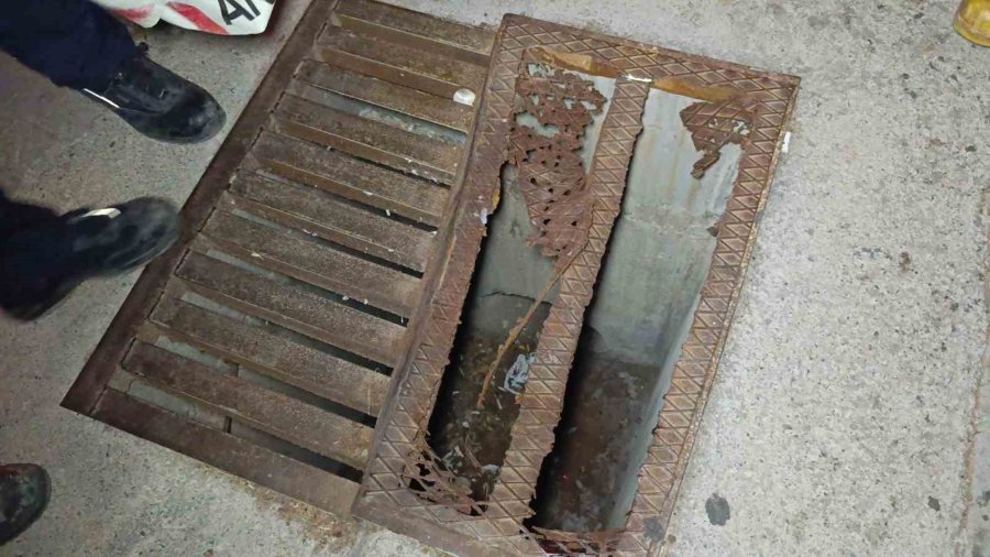 Genç Kadının Mazgala Sıkışan Ayağı İtfaiye Ekibi Sayesinde Kurtarıldı