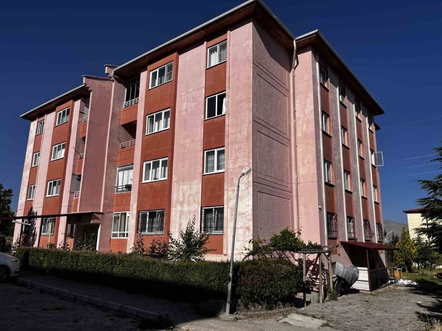 Niğde’de 3. Kattan Düşen Çocuk Ağır Yaralandı