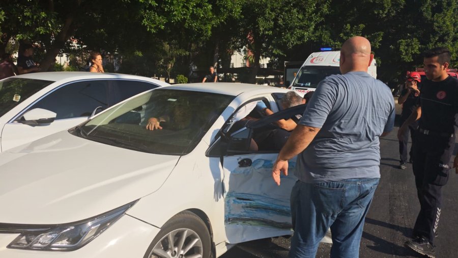 Özel Halk Otobüsü İle İki Otomobilin Karıştığı Kazada Yaralanan Olmadı