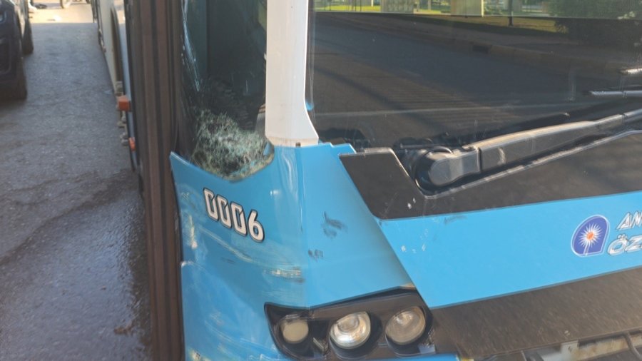 Özel Halk Otobüsü İle İki Otomobilin Karıştığı Kazada Yaralanan Olmadı