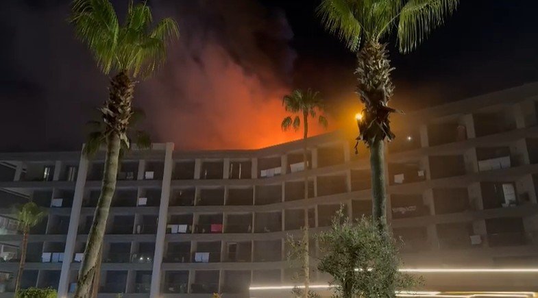 Alanya’da Otelin Çatı Katında Yangın: Konaklayan Misafirler Tedbir Amaçlı Tahliye Edildi
