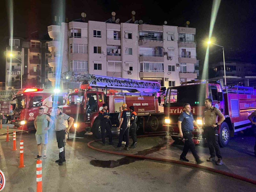 Alanya’da Otelin Çatı Katında Yangın: Konaklayan Misafirler Tedbir Amaçlı Tahliye Edildi