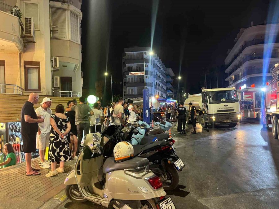 Alanya’da Otelin Çatı Katında Yangın: Konaklayan Misafirler Tedbir Amaçlı Tahliye Edildi