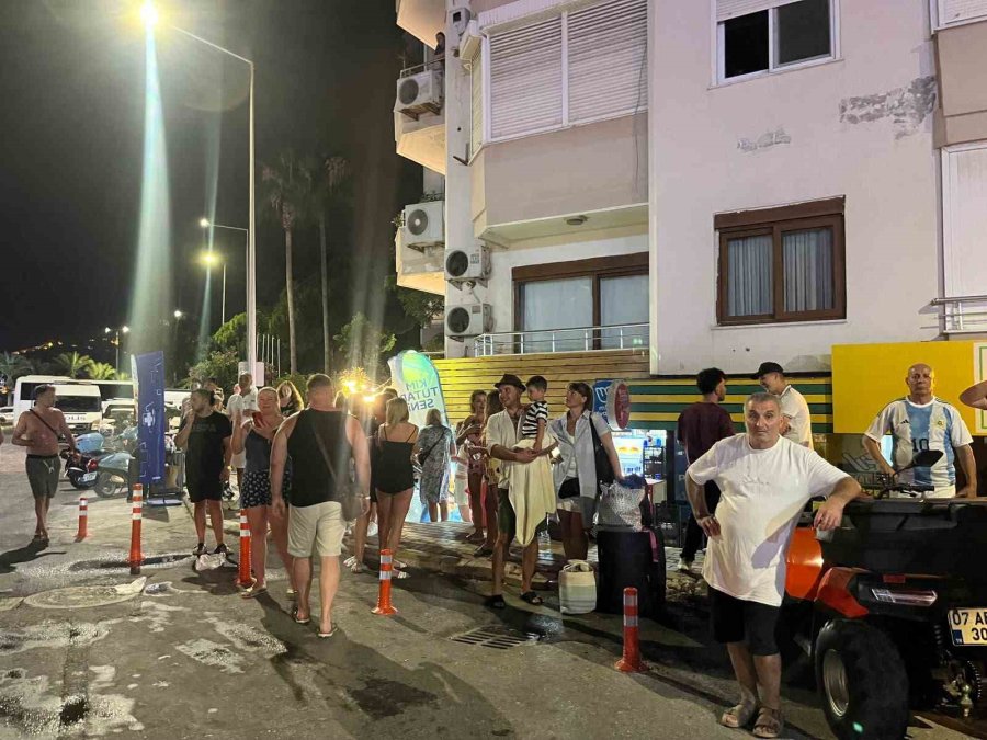 Alanya’da Otelin Çatı Katında Yangın: Konaklayan Misafirler Tedbir Amaçlı Tahliye Edildi