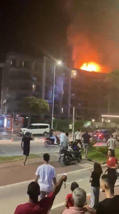 Alanya’da Otelin Çatı Katında Yangın: Konaklayan Misafirler Tedbir Amaçlı Tahliye Edildi