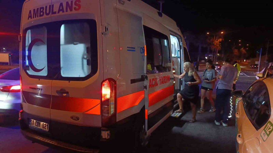 Kırmızı Işıkta Bekleyen Otomobile Tur Minibüsü Çarptı: 3 Yaralı