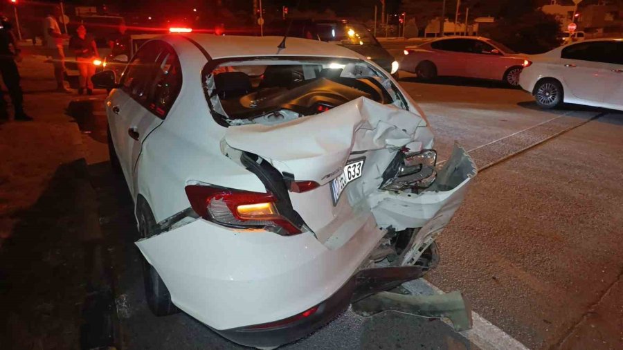 Kırmızı Işıkta Bekleyen Otomobile Tur Minibüsü Çarptı: 3 Yaralı