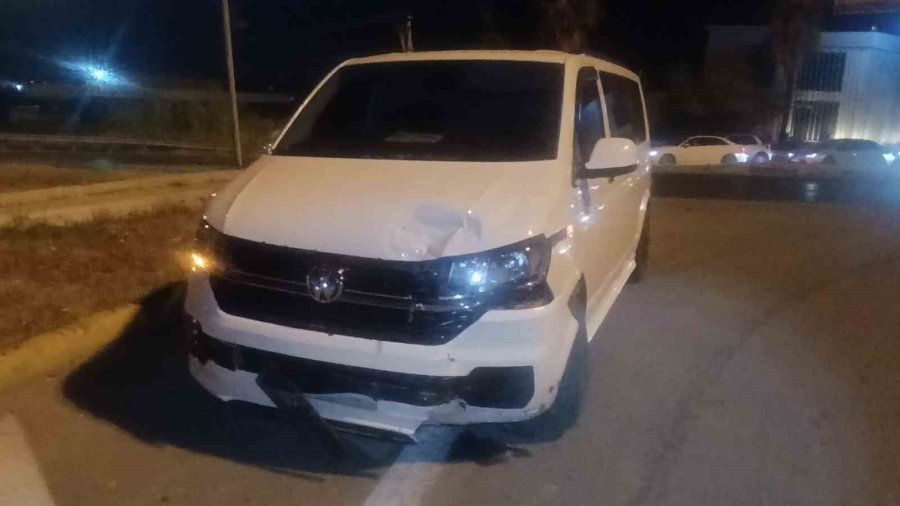 Kırmızı Işıkta Bekleyen Otomobile Tur Minibüsü Çarptı: 3 Yaralı