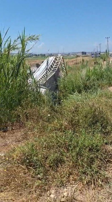 Sulama Kanalına Uçan Kamyonetteki 2 Kişi Yaralandı