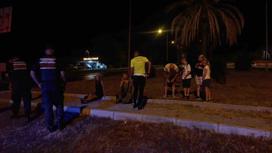 Kırmızı Işıkta Bekleyen Otomobile Tur Minibüsü Çarptı: 3 Yaralı