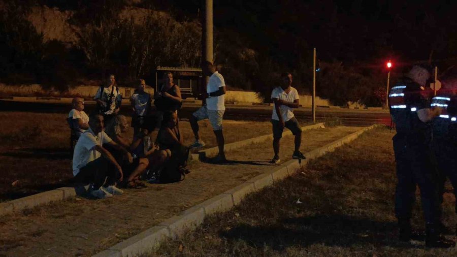 Kırmızı Işıkta Bekleyen Otomobile Tur Minibüsü Çarptı: 3 Yaralı