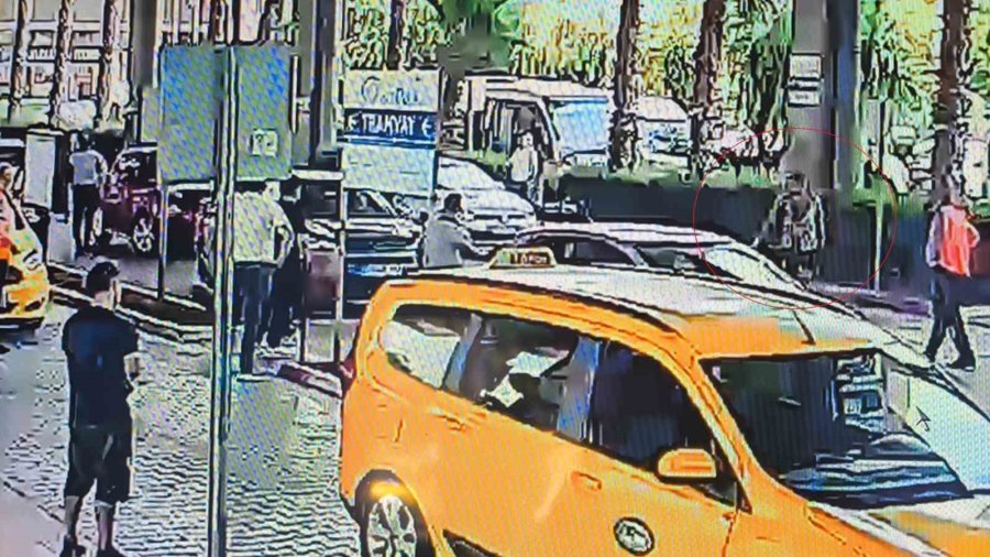 Otogarın Dışındaki Çuvala Gizlediği Bıçağı Alıp 2 Güvenlik Görevlisini Yaraladı