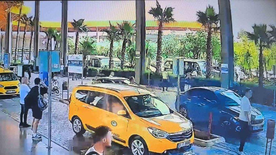 Otogarın Dışındaki Çuvala Gizlediği Bıçağı Alıp 2 Güvenlik Görevlisini Yaraladı