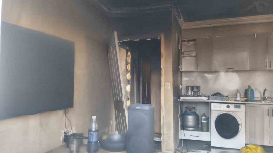 Antalya’da 13 Yaşındaki Çocuk Çakmakla Oynarken Evi Yaktı