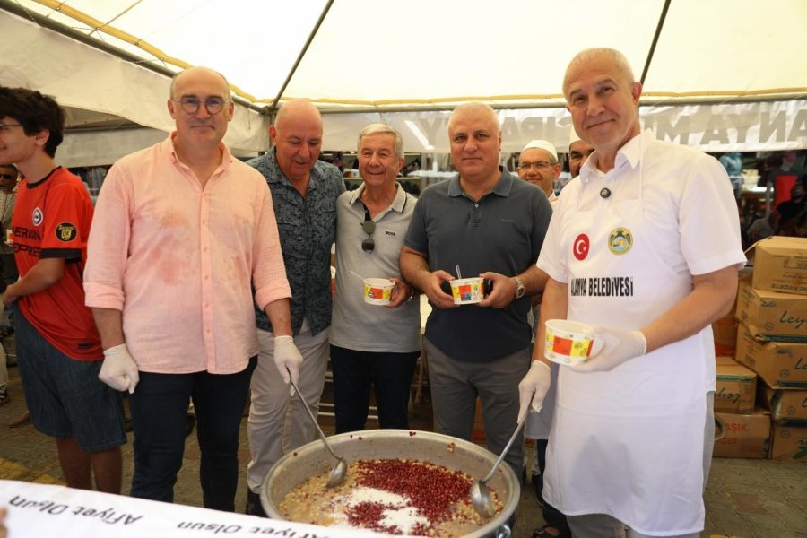 Başkan Özçelik Kazanın Başına Geçip Vatandaşlara Aşure İkram Etti
