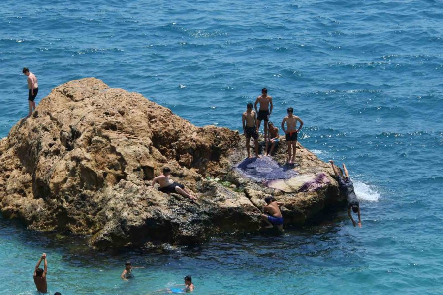 Antalya’da Nem Yüzde 86’lara Ulaştı, Kentin Üzeri Nem Bulutları İle Kaplandı