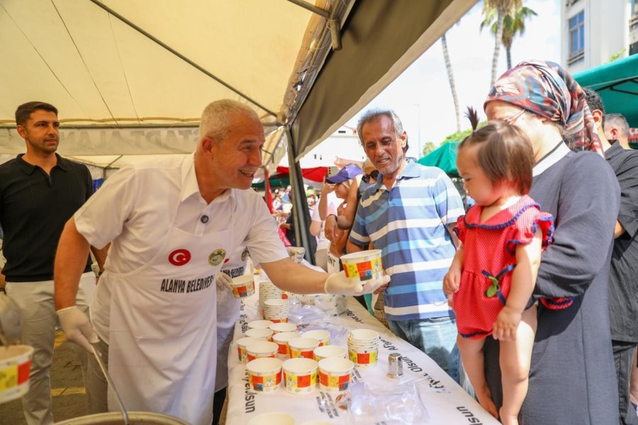 Başkan Özçelik Kazanın Başına Geçip Vatandaşlara Aşure İkram Etti