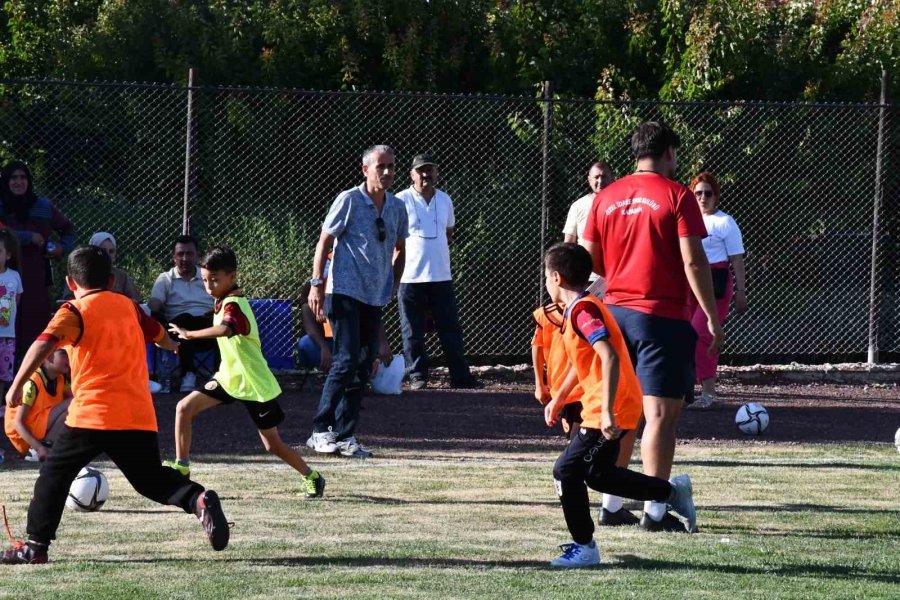 Karaman’da İl Özel İdaresi’nin Ücretsiz Yaz Futbol Kursu Başladı
