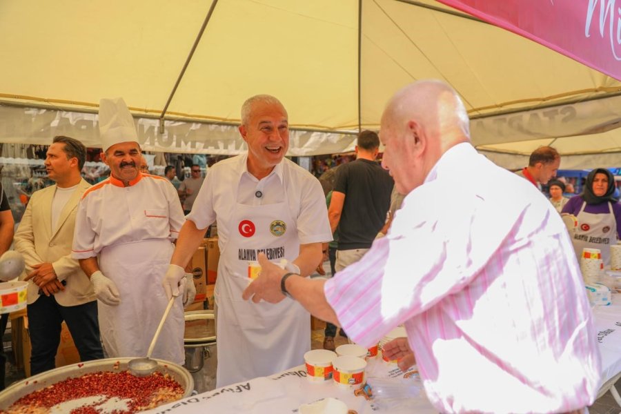 Başkan Özçelik Kazanın Başına Geçip Vatandaşlara Aşure İkram Etti