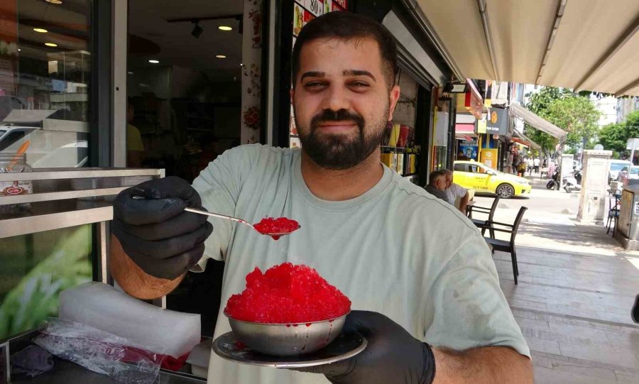 Sıcak Ve Nemin Bastırdığı Mersin’de Vatandaşlar Bici Biciyle Serinliyor