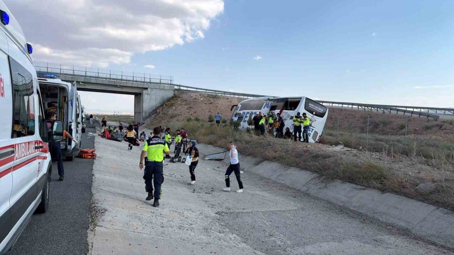 Aksaray’da Yolcu Otobüsü Şarampole Devrildi: 44 Yaralı