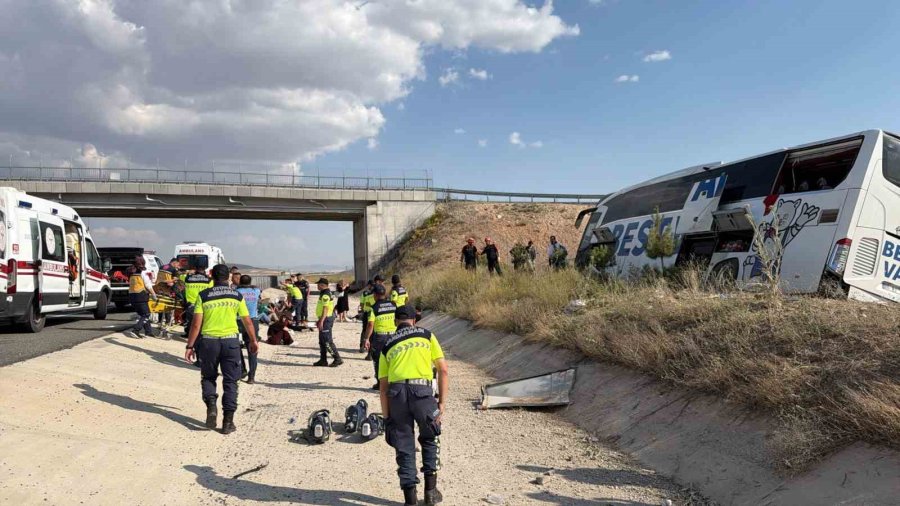 Aksaray’da Yolcu Otobüsü Şarampole Devrildi: 44 Yaralı