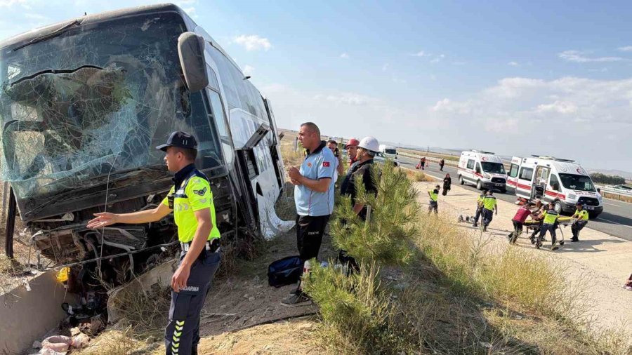 Aksaray’da Yolcu Otobüsü Şarampole Devrildi: 44 Yaralı