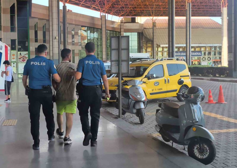 Otogarın Dışındaki Çuvala Gizlediği Bıçağı Alıp 2 Güvenlik Görevlisini Yaraladı