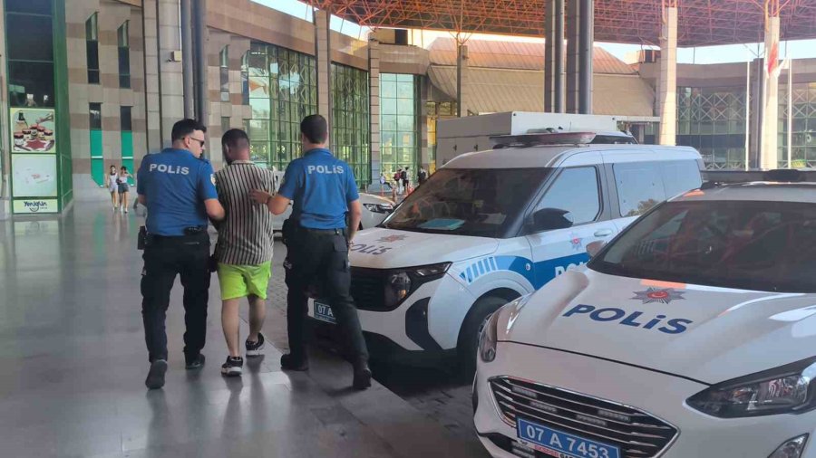 Otogarın Dışındaki Çuvala Gizlediği Bıçağı Alıp 2 Güvenlik Görevlisini Yaraladı