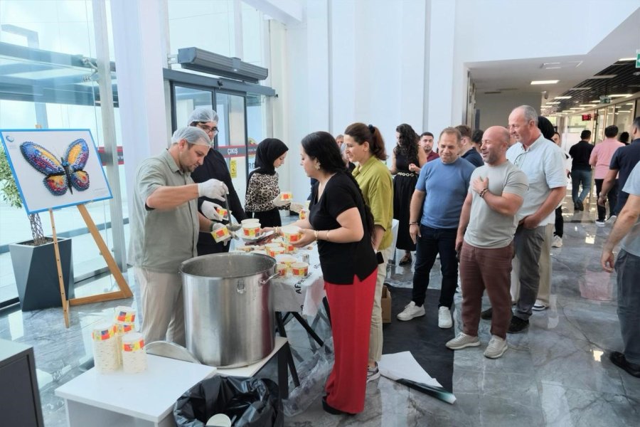Başkan Özçelik Kazanın Başına Geçip Vatandaşlara Aşure İkram Etti