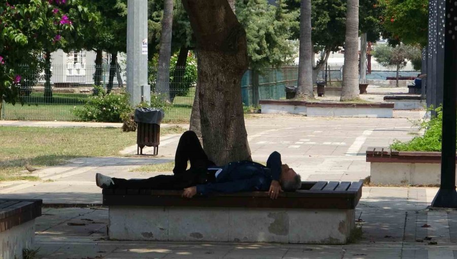 Sıcak Ve Nemin Bastırdığı Mersin’de Vatandaşlar Bici Biciyle Serinliyor