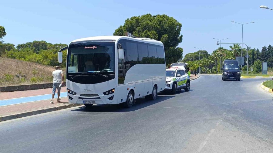 Otel Servisiyle Çarpışan Motosikletli Yaralandı