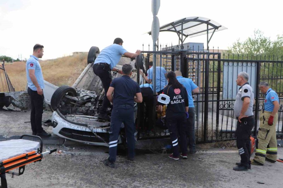 Karaman’da Takla Atan Otomobildeki 4 Üniversite Öğrencisi Yaralandı