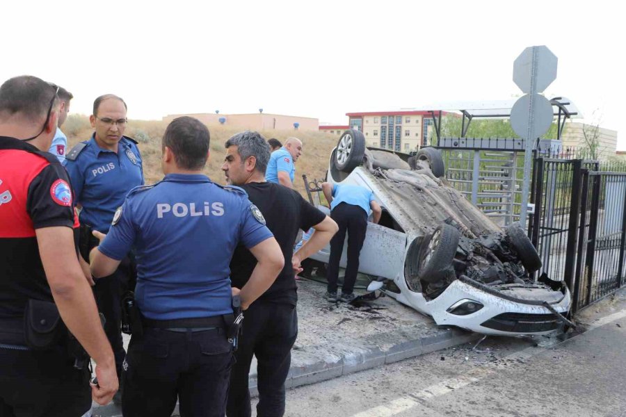 Karaman’da Takla Atan Otomobildeki 4 Üniversite Öğrencisi Yaralandı