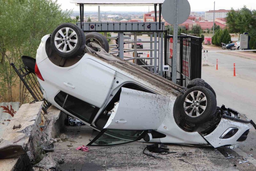 Karaman’da Takla Atan Otomobildeki 4 Üniversite Öğrencisi Yaralandı