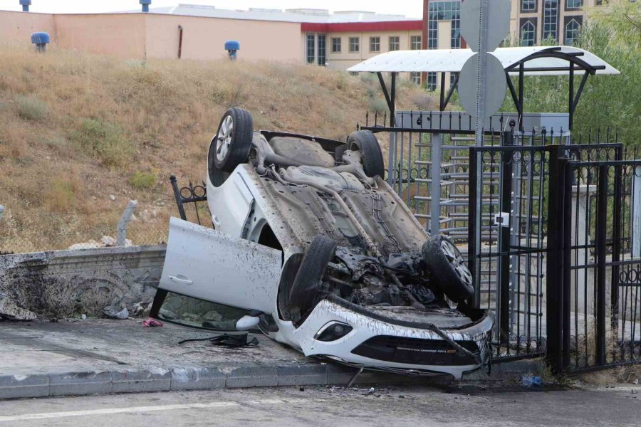 Karaman’da Takla Atan Otomobildeki 4 Üniversite Öğrencisi Yaralandı